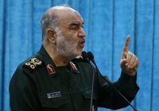 دشمن می‌خواهد ملت ایران را در حوزه سیاسی خانه‌نشین کند
